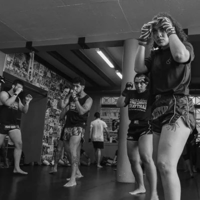 Foto mostrando uma aula de Muaythai