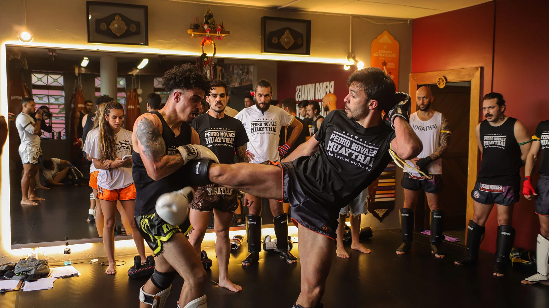 Imagem de uma sessão de Yoga, onde as aluans estão meditando