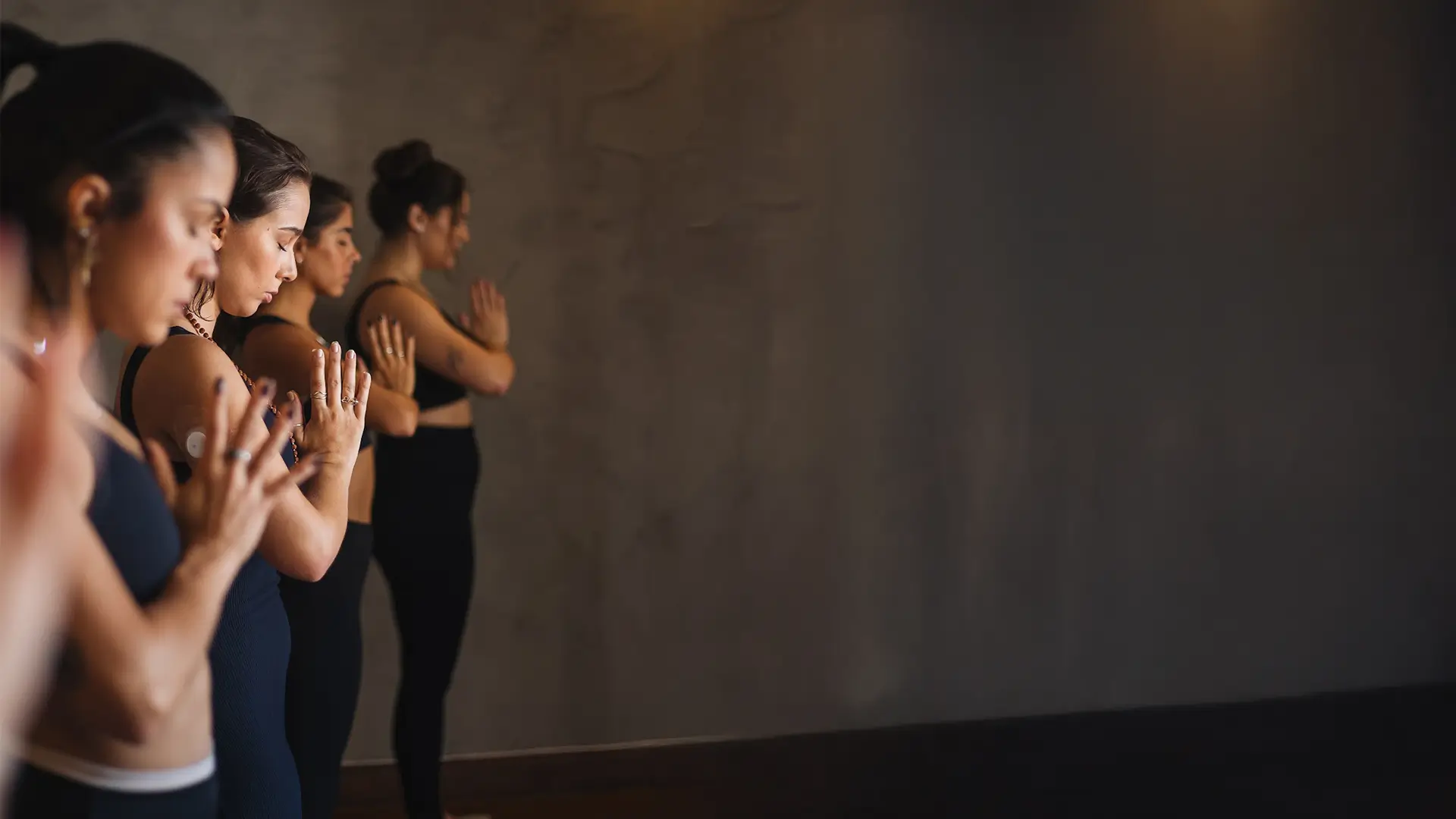 Imagem de uma sessão de Yoga, onde as aluans estão meditando